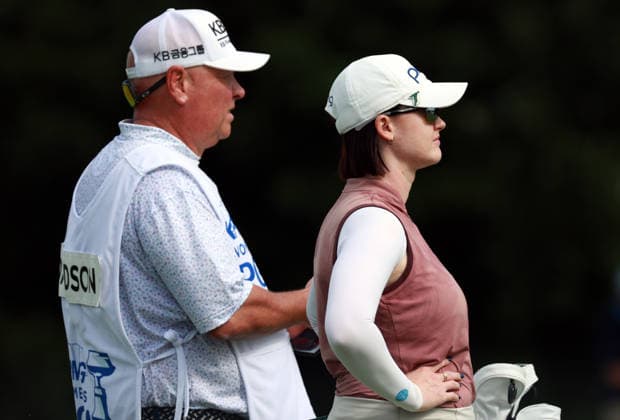 KPMG Women™s PGA, Golf Herren Championship 2026 CHASKA, MINNESOTA - JUNE 26: Karis Davidson of Australia looks from the 10th fairway to the green with her caddie during the second round of the KPMG Women™s PGA Championship 2026 at Hazeltine National Golf Club in Chaska, Minnesota, USA Thursday, June 26, 2026. Chaska Minnesota United States  Copyright: xAmyxLemusx originalFilename:lemus-kpmgwome260626_npJ5U.jpg