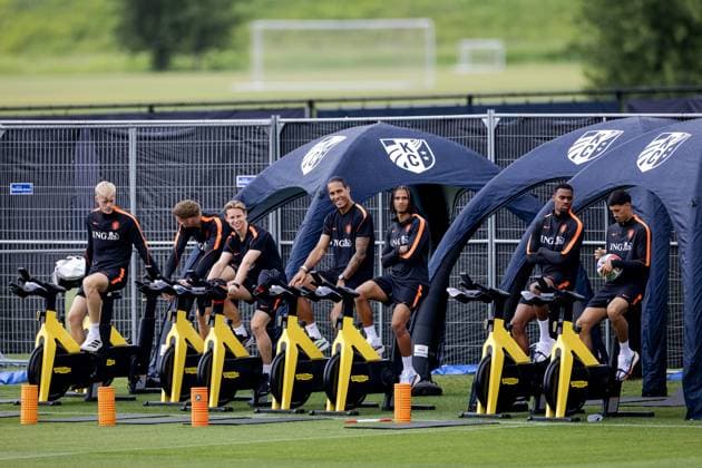 KANSAS CITY - Jan Paul van Hecke (of the Netherlands), Netherlands goalkeeper Bart Verbruggen, Frenkie de Jong (of the Netherlands), Virgil van Dijk (of the Netherlands), Nathan Ake (of the Netherlands), Ryan Gravenberch (of the Netherlands), and Tijjani Reijnders (of the Netherlands) during a training session of the Dutch national team, Nationalteam at the KC Current Training Facility on June 26, 2026, in Kansas City. The Dutch national team is preparing for the match against Morocco at the FIFA World Cup, WM, Weltmeisterschaft, Fussball ROBIN VAN LONKHUIJSEN ANP xVIxANPxSportx xxANPxIVx 562077155 originalFilename: 562077155.jpg