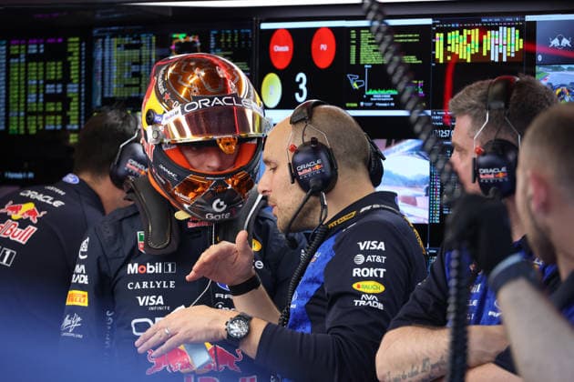 26.06.2026, Red Bull Ring, Spielberg, Formel 1 Großer Preis von Österreich 2026 , im Bild Max Verstappen (NLD), Oracle Red Bull Racing mit seinem Renningenieur Gianpiero Lambiase (Red Bull Racing) (Photo by Alessandro Martellotta Hasan Bratic DeFodi Images) - *** June 26, 2026, Red Bull Ring, Spielberg, 2026 Formula 1 Austrian Grand Prix; pictured: Max Verstappen (NLD) of Oracle Red Bull Racing with his race engineer Gianpiero Lambiase; Red Bull Racing Photo by Alessandro Martellotta, Hasan Bratic, DeFodi Images
