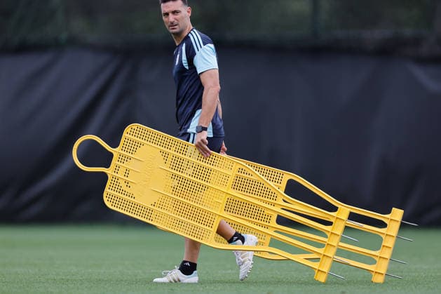Argentina s head coach Lionel Scaloni leads a training session of the team at Compass Minerals National Performance Center, in Kansas City, USA, 26 June 2026. Argentina s training session !ACHTUNG: NUR REDAKTIONELLE NUTZUNG!  Copyright: xJUANxIGNACIOxRONCORONIx GRAF6495 20260626-55020721305_1