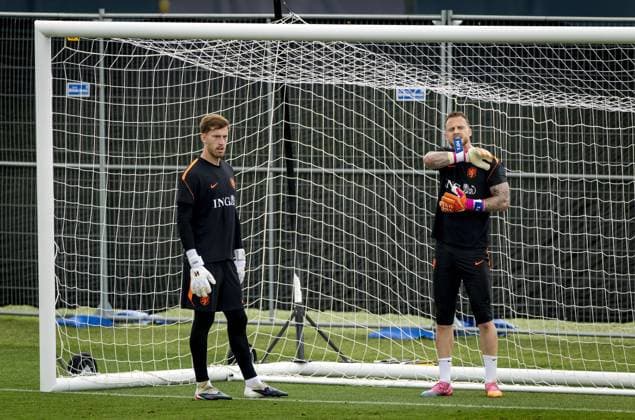 KANSAS CITY - Netherlands goalkeeper Robin Roefs and Netherlands goalkeeper Mark Flekken during a training session of the Dutch national team, Nationalteam at the KC Current Training Facility, on June 26, 2026, in Kansas City. The Dutch team is preparing for the match against Morocco at the FIFA World Cup, WM, Weltmeisterschaft, Fussball KOEN VAN WEEL ANP xVIxANPxSportx xxANPxIVx 562080041 originalFilename: 562080041.jpg