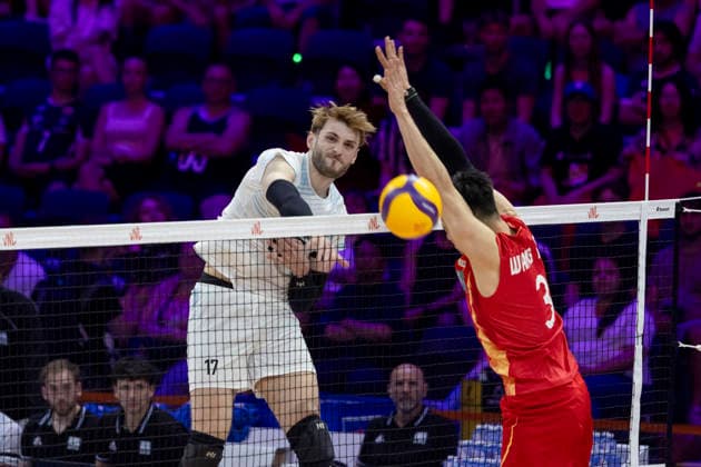 VNL China - Argentina 26.06.2026 volleyball, Gliwice , Arena Pre Zero , Mens Volleyball Nations League 2026 FIVB VNL (siatkowka, Liga Narodow), game , match China - Argentina image shows: Luciano Vicentin (L) Hebin Wang (R) photo Katarzyna Plewczynska Fotostyk Copyright: xKatarzynaxPlewczynskax 20260626-n-KAPL2698