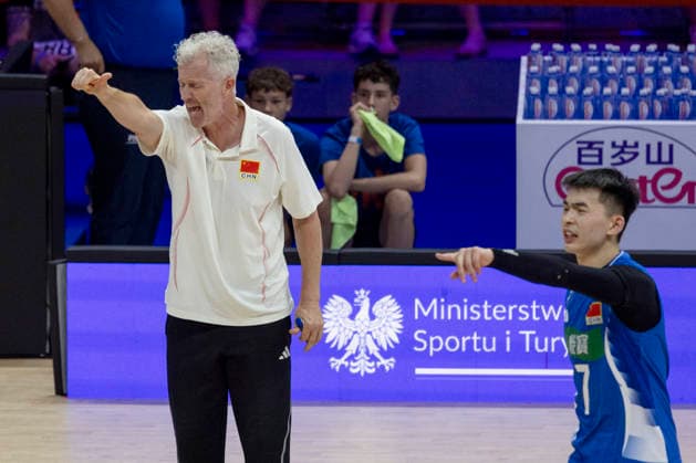 VNL China - Argentina 26.06.2026 volleyball, Gliwice , Arena Pre Zero , Mens Volleyball Nations League 2026 FIVB VNL (siatkowka, Liga Narodow), game , match China - Argentina image shows: head coach Vital Heynen (L) Tianyue Li (R) photo Katarzyna Plewczynska Fotostyk Copyright: xKatarzynaxPlewczynskax 20260626-n-KAPL2709