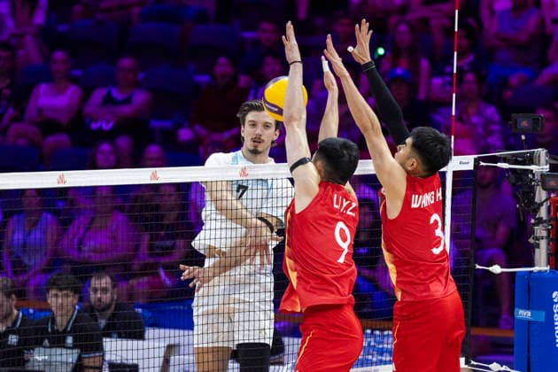 VNL China - Argentina 26.06.2026 volleyball, Gliwice , Arena Pre Zero , Mens Volleyball Nations League 2026 FIVB VNL (siatkowka, Liga Narodow), game , match China - Argentina image shows: Luciano Palonsky (L) Yongzhen Li (C) Hebin Wang (R) photo Katarzyna Plewczynska Fotostyk Copyright: xKatarzynaxPlewczynskax 20260626-n-KAPL2634