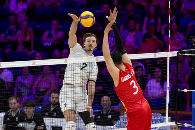 VNL China - Argentina 26.06.2026 volleyball, Gliwice , Arena Pre Zero , Mens Volleyball Nations League 2026 FIVB VNL (siatkowka, Liga Narodow), game , match China - Argentina image shows: Luciano Palonsky (L) Hebin Wang (R) photo Katarzyna Plewczynska Fotostyk Copyright: xKatarzynaxPlewczynskax 20260626-n-KAPL2672