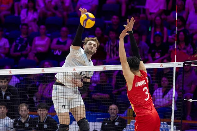 VNL China - Argentina 26.06.2026 volleyball, Gliwice , Arena Pre Zero , Mens Volleyball Nations League 2026 FIVB VNL (siatkowka, Liga Narodow), game , match China - Argentina image shows: Luciano Vicentin (L) Hebin Wang (R) photo Katarzyna Plewczynska Fotostyk Copyright: xKatarzynaxPlewczynskax 20260626-n-KAPL2696