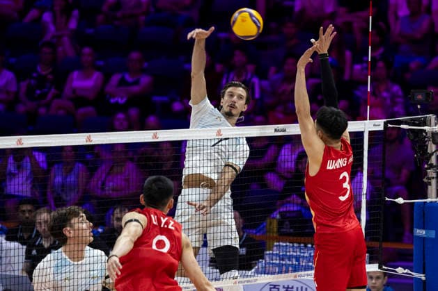 VNL China - Argentina 26.06.2026 volleyball, Gliwice , Arena Pre Zero , Mens Volleyball Nations League 2026 FIVB VNL (siatkowka, Liga Narodow), game , match China - Argentina image shows: Luciano Palonsky (C) Hebin Wang (R) photo Katarzyna Plewczynska Fotostyk Copyright: xKatarzynaxPlewczynskax 20260626-n-KAPL2630