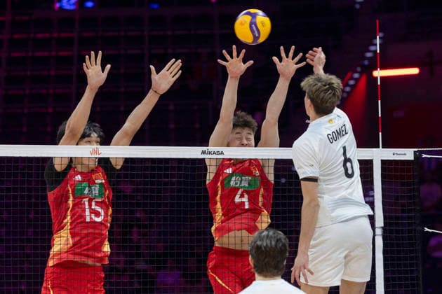 VNL China - Argentina 26.06.2026 volleyball, Gliwice , Arena Pre Zero , Mens Volleyball Nations League 2026 FIVB VNL (siatkowka, Liga Narodow), game , match China - Argentina image shows: Shikun Peng (L) Lei Li (C) German Gomez (R) photo Katarzyna Plewczynska Fotostyk Copyright: xKatarzynaxPlewczynskax 20260626-n-KAPL2568