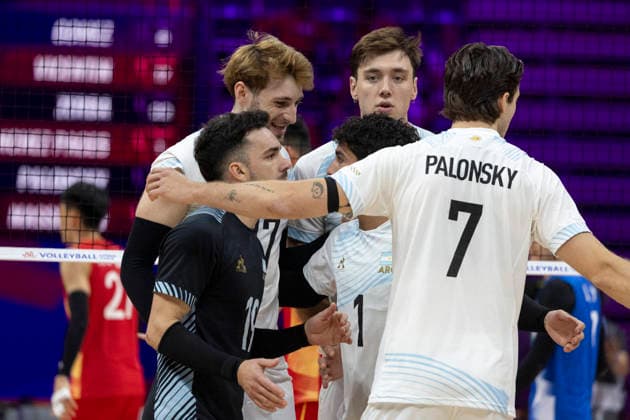 VNL China - Argentina 26.06.2026 volleyball, Gliwice , Arena Pre Zero , Mens Volleyball Nations League 2026 FIVB VNL (siatkowka, Liga Narodow), game , match China - Argentina image shows: Luciano Vicentin (L) Franco Massimino (19) Argentina react photo Katarzyna Plewczynska Fotostyk Copyright: xKatarzynaxPlewczynskax 20260626-n-KAPL2460