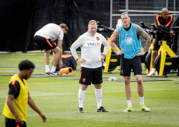 KANSAS CITY - Netherlands coach Ronald Koeman and Wout Weghorst of the Netherlands during a training session of the Dutch national team, Nationalteam at the KC Current Training Facility, on June 26, 2026, in Kansas City. The Dutch team is preparing for the match against Morocco at the FIFA World Cup, WM, Weltmeisterschaft, Fussball KOEN VAN WEEL ANP xVIxANPxSportx xxANPxIVx 562081239 originalFilename: 562081239.jpg