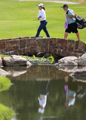 KPMG Women™s PGA, Golf Herren Championship 2026 CHASKA, MINNESOTA - JUNE 26: Jing Yan of Texas walks over the bridge on the 16th fairway with her caddie during the second round of the KPMG Women™s PGA Championship 2026 at Hazeltine National Golf Club in Chaska, Minnesota, USA Thursday, June 26, 2026. Chaska Minnesota United States  Copyright: xAmyxLemusx originalFilename:lemus-kpmgwome260626_np8M4.jpg