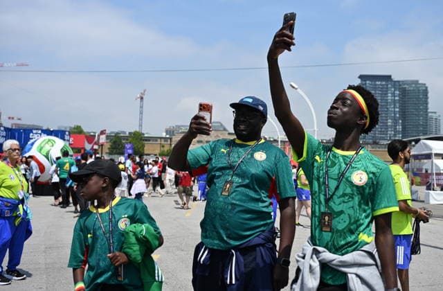 RECORD DATE NOT STATED FIFA World Cup, WM, Weltmeisterschaft, Fussball 2026 - Group I - Senegal vs Iraq Supporters of Senegal take pictures as they make their way to the stadium ahead of the FIFA World Cup 2026 group stage match Senegal against Iraq, in Toronto, Canada, 26 June 2026. TORONTO United States  Copyright: xEDUARDOxLIMAx
