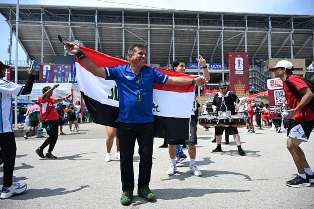 RECORD DATE NOT STATED FIFA World Cup, WM, Weltmeisterschaft, Fussball 2026 - Group I - Senegal vs Iraq Supporters of Itaq pose for photos as they make their way to the stadium ahead of the FIFA World Cup 2026 group stage match Senegal against Iraq, in Toronto, Canada, 26 June 2026. TORONTO United States  Copyright: xEDUARDOxLIMAx
