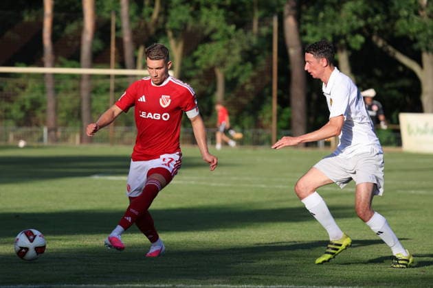 17 Julian Guttau (Energie Cottbus, l.) Fussball Testspiel 2026 2027 SV Lok Calau - FC Energie Cottbus *** 17 Julian Guttau, Energie Cottbus, l Soccer Friendly Match 2026 2027 SV Lok Calau vs. FC Energie Cottbus