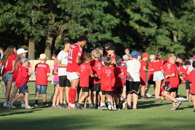 Nach dem Spiel wurden fleißig Autogramme gegeben. Fussball Testspiel 2026 2027 SV Lok Calau - FC Energie Cottbus *** After the game, the players were busy signing autographs. Soccer Friendly Match 2026 2027 SV Lok Calau vs. FC Energie Cottbus