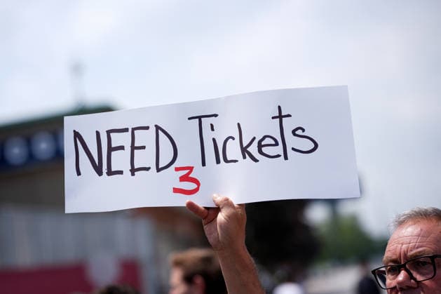 Sport Bilder des Tages Ahead of Senegal v Iraq - FIFA World Cup, WM, Weltmeisterschaft, Fussball 2026 TORONTO, CANADA - JUNE 26 : A person holds a sign asking for tickets as fans arrive at Toronto Stadium (BMO Field) for the Group I match between Senegal and Iraq at the 2026 FIFA World Cup in Toronto, Ontario, Canada on June 26, 2026. Mert Alper Dervis Anadolu Ontario Canada. Editorial use only. Please get in touch for any other usage.  Copyright: x2026xAnadoluxMertxAlperxDervisx