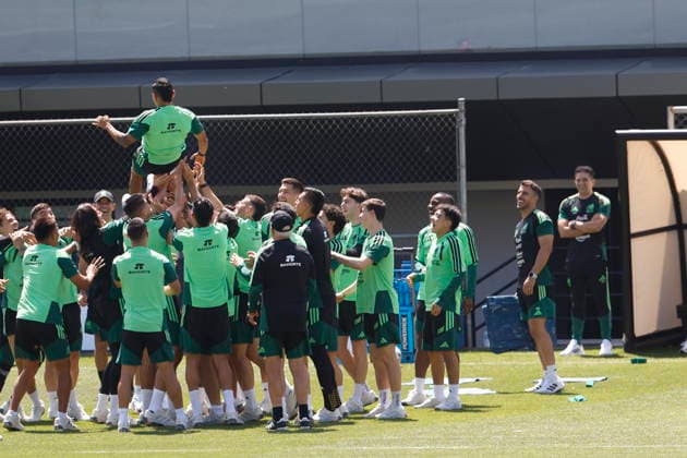 FIFA World Cup, WM, Weltmeisterschaft, Fussball 2026 - Mexico s training session Mexico s Orbelin Pineda (top) is celebrated by teammates during a training session of Mexico s national team, Nationalteam in Mexico City, Mexico, 26 June 2026. Mexico City Mexico  Copyright: xSASHENKAxGUTIERREZx