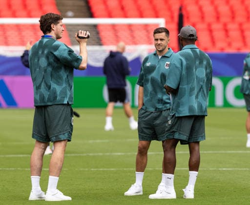SOCCER - FIFA World Cup, WM, Weltmeisterschaft, Fussball 2026 KANSAS CITY,MISSOURI,USA,26.JUN.26 - SOCCER - FIFA World Cup 2026, group stage, Algeria vs Austria, preview, pitch walk team AUT. Image shows Michael Gregoritsch with a camera, Christoph Baumgartner and David Alaba (AUT).  GEPAxpictures xArminxRauthner