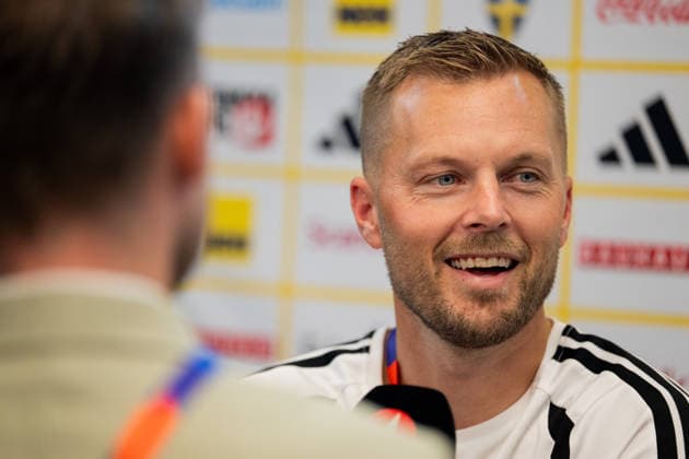 260626 Assistant coach Sebastian Larsson of the Swedish men s national football team in the mixed zone after a training session during day 16 of the FIFA World Cup, WM, Weltmeisterschaft, Fussball 2026 on June 26, 2026 in Dallas. Photo: Petter Arvidson BILDBYRAN kod PA PA1261 fotboll football soccer fotball vm fotbolls-vm fotball-vm fotbolls-vm 2026 fifa world cup 2026 mixed zone sverige sweden sverige a day 16 bbeng *** 260626 Assistant coach Sebastian Larsson of the Swedish men’s national soccer team in the mixed zone after a training session on Day 16 of the 2026 FIFA World Cup on June 26, 2026 in Dallas. Photo by Petter Arvidson, BILDBYRAN. Code: PA PA1261. soccer, football, soccer World Cup, 2026 FIFA World Cup, mixed zone, Sweden, Sweden A, Day 16 bbeng  Copyright: PETTERxARVIDSON BB260626PA045