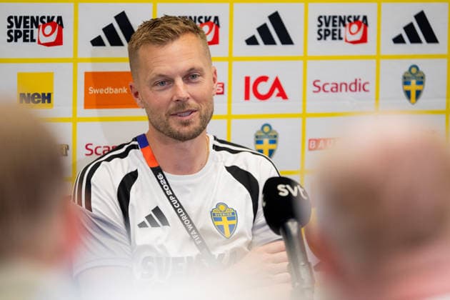 260626 Assistant coach Sebastian Larsson of the Swedish men s national football team in the mixed zone after a training session during day 16 of the FIFA World Cup, WM, Weltmeisterschaft, Fussball 2026 on June 26, 2026 in Dallas. Photo: Petter Arvidson BILDBYRAN kod PA PA1261 fotboll football soccer fotball vm fotbolls-vm fotball-vm fotbolls-vm 2026 fifa world cup 2026 mixed zone sverige sweden sverige a day 16 bbeng *** 260626 Assistant coach Sebastian Larsson of the Swedish men’s national soccer team in the mixed zone after a training session on Day 16 of the 2026 FIFA World Cup on June 26, 2026 in Dallas. Photo by Petter Arvidson, BILDBYRAN. Code: PA PA1261. soccer, football, soccer World Cup, 2026 FIFA World Cup, mixed zone, Sweden, Sweden A, Day 16 bbeng  Copyright: PETTERxARVIDSON BB260626PA046
