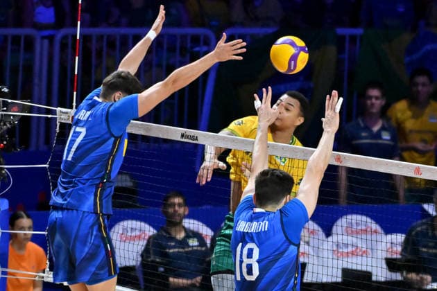 LJUBLJANA, SLOVENIA - JUNE 26: Darlan Ferreira Souza of Brazil (L) in action against Luca Porro of Italy (L) during the FIVB Men s Volleyball Nations League match between Brazil and Italy at Arena Stozice, Ljubljana on June 26, 2026 in Ljubljana, Slovenia. (Photo by Igor Kupljenik Sports Press Photo).  Copyright: xIgorxKupljenikx xSPPx Sportspressphoto_SPR177513
