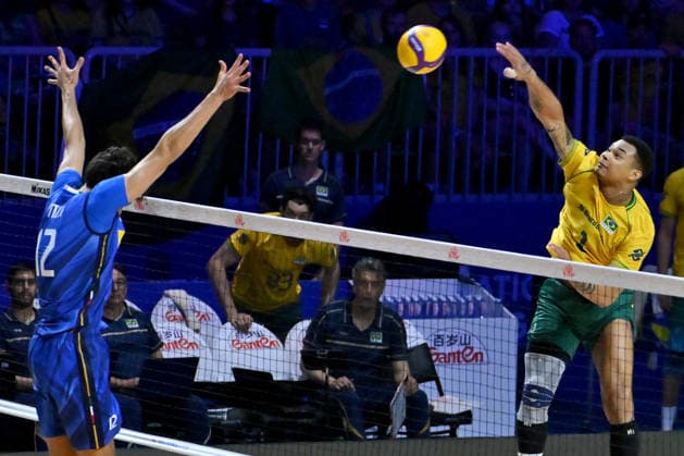 LJUBLJANA, SLOVENIA - JUNE 26: Darlan Ferreira Souza of Brazil (R) in action against Mattia Bottolo of Italy (L) during the FIVB Men s Volleyball Nations League match between Brazil and Italy at Arena Stozice, Ljubljana on June 26, 2026 in Ljubljana, Slovenia. (Photo by Igor Kupljenik Sports Press Photo).  Copyright: xIgorxKupljenikx xSPPx Sportspressphoto_SPR177516