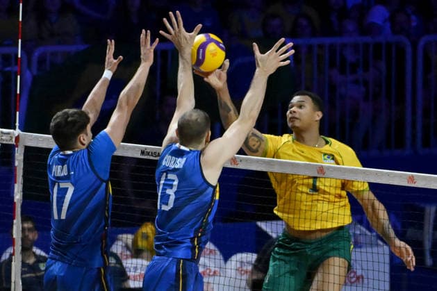 LJUBLJANA, SLOVENIA - JUNE 26: Darlan Ferreira Souza of Brazil (R) in action against Lorenzo Cortesia of Italy (C) during the FIVB Men s Volleyball Nations League match between Brazil and Italy at Arena Stozice, Ljubljana on June 26, 2026 in Ljubljana, Slovenia. (Photo by Igor Kupljenik Sports Press Photo).  Copyright: xIgorxKupljenikx xSPPx Sportspressphoto_SPR177523