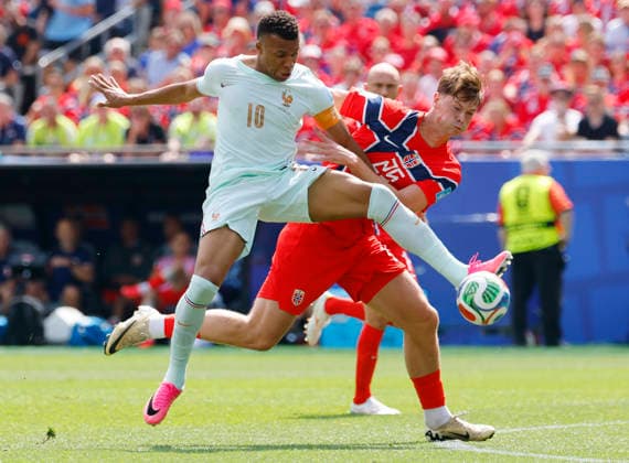 Kylian Mbappe of France (10) fights for the ball with Norway s Henrik Falchener in the first half of a FIFA World Cup, WM, Weltmeisterschaft, Fussball match at Boston Stadium in Boston on Friday, June 26, 2026.  BOS20260626814 CJxGUNTHER