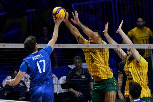 LJUBLJANA, SLOVENIA - JUNE 26: Luca Porro of Italy (L) in action against Darlan Ferreira Souza of Brazil (C) during the FIVB Men s Volleyball Nations League match between Brazil and Italy at Arena Stozice, Ljubljana on June 26, 2026 in Ljubljana, Slovenia. (Photo by Igor Kupljenik Sports Press Photo).  Copyright: xIgorxKupljenikx xSPPx Sportspressphoto_SPR177528