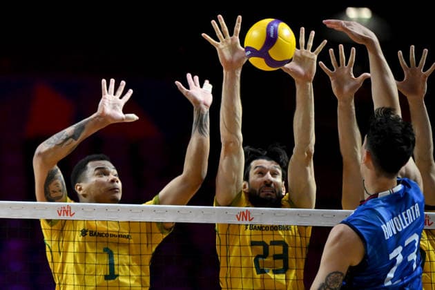 LJUBLJANA, SLOVENIA - JUNE 26: Alessandro Alberto Bovolenta of Italy (R) in action against Flavio Resende Gualberto of Brazil (C) during the FIVB Men s Volleyball Nations League match between Brazil and Italy at Arena Stozice, Ljubljana on June 26, 2026 in Ljubljana, Slovenia. (Photo by Igor Kupljenik Sports Press Photo).  Copyright: xIgorxKupljenikx xSPPx Sportspressphoto_SPR177538