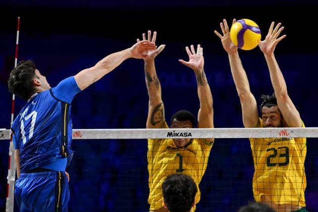 LJUBLJANA, SLOVENIA - JUNE 26: Luca Porro of Italy (L) in action against Darlan Ferreira Souza of Brazil (C) during the FIVB Men s Volleyball Nations League match between Brazil and Italy at Arena Stozice, Ljubljana on June 26, 2026 in Ljubljana, Slovenia. (Photo by Igor Kupljenik Sports Press Photo).  Copyright: xIgorxKupljenikx xSPPx Sportspressphoto_SPR177539
