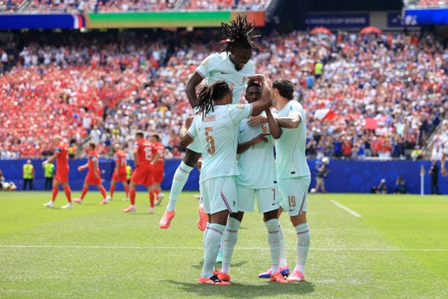 Norway v France - FIFA World Cup, WM, Weltmeisterschaft, Fussball 26 June 2026 Boston - FIFA World Cup - Group I - Norway v France - Manu Kone of France jumps on goal scorer Ousmane Dembele of France - Photo: Simon Stacpoole Offside. Foxborough USA *** Norwegen gegen Frankreich – FIFA-Weltmeisterschaft, 26. Juni 2026, Boston – FIFA-Weltmeisterschaft, Gruppe I – Norwegen gegen Frankreich – Manu Kone aus Frankreich springt auf den Torschützen Ousmane Dembélé aus Frankreich – Foto: Simon Stacpoole – Abseits – Foxborough, USA  Copyright: xSimonxStacpoolexOffside