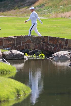 KPMG Women™s PGA, Golf Herren Championship 2026 CHASKA, MINNESOTA - JUNE 26: Yuri Yoshida of Japan walks on the bridge on the 16th fairway during the second round of the KPMG Women™s PGA Championship 2026 at Hazeltine National Golf Club in Chaska, Minnesota, USA Thursday, June 26, 2026. Chaska Minnesota United States  Copyright: xAmyxLemusx originalFilename:lemus-kpmgwome260626_npDdI.jpg