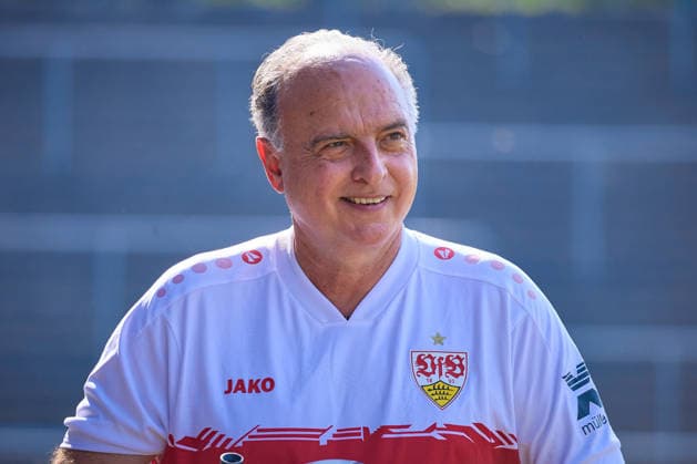 Freisteller, Portrait Hansi Mueller (VfB Stuttgart, 10) GER, VfR Aalen vs. VfB Stuttgart, Fussball, Legendenspiel, 26.06.2026 GER, VfR Aalen vs. VfB Stuttgart, Fussball, Legendenspiel, 26.06.2026 Aalen *** Cropped photo, portrait of Hansi Mueller (VfB Stuttgart), 10 GER, VfR Aalen vs. VfB Stuttgart, soccer, legends game, June 26, 2026 GER, VfR Aalen vs. VfB Stuttgart, soccer, legends game, June 26, 2026, Aalen Copyright: xEibner-Pressefoto GeraldxOelze-dexStoppanyx EP_ODS