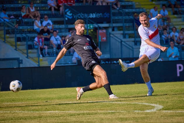 Schuss von Colin Farnerud (VfB Stuttgart, 24) gegen den Blockversuch von VfR Aalen, 11 GER, VfR Aalen vs. VfB Stuttgart, Fussball, Legendenspiel, 26.06.2026 GER, VfR Aalen vs. VfB Stuttgart, Fussball, Legendenspiel, 26.06.2026 Aalen *** Shot by Colin Farnerud of VfB Stuttgart, 24, against a block attempt by VfR Aalen, 11, GER; VfR Aalen vs. VfB Stuttgart, soccer, legends game, June 26, 2026, GER, VfR Aalen vs. VfB Stuttgart, soccer, legends match, June 26, 2026, Aalen Copyright: xEibner-Pressefoto GeraldxOelze-dexStoppanyx EP_ODS