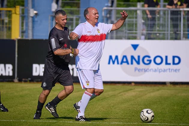 Hansi Mueller (VfB Stuttgart, 10) reklamiert im Zweikampf GER, VfR Aalen vs. VfB Stuttgart, Fussball, Legendenspiel, 26.06.2026 GER, VfR Aalen vs. VfB Stuttgart, Fussball, Legendenspiel, 26.06.2026 Aalen *** Hansi Mueller, VfB Stuttgart, 10, protests a tackle, GER, VfR Aalen vs. VfB Stuttgart, soccer, legends game, June 26, 2026, GER, VfR Aalen vs. VfB Stuttgart, soccer, legends game, June 26, 2026, Aalen Copyright: xEibner-Pressefoto GeraldxOelze-dexStoppanyx EP_ODS