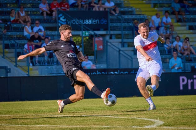 Manuel Fischer (VfB Stuttgart, 37) gegen den Blockversuch von VfR Aalen, 11 GER, VfR Aalen vs. VfB Stuttgart, Fussball, Legendenspiel, 26.06.2026 GER, VfR Aalen vs. VfB Stuttgart, Fussball, Legendenspiel, 26.06.2026 Aalen *** Manuel Fischer, VfB Stuttgart, 37, against a block attempt by VfR Aalen, 11 GER, VfR Aalen vs. VfB Stuttgart, soccer, legends game, June 26, 2026, GER, VfR Aalen vs. VfB Stuttgart, soccer, legends match, June 26, 2026, Aalen Copyright: xEibner-Pressefoto GeraldxOelze-dexStoppanyx EP_ODS