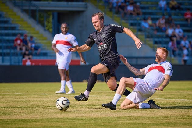 Zweikampf mit Colin Farnerud (VfB Stuttgart, 24) GER, VfR Aalen vs. VfB Stuttgart, Fussball, Legendenspiel, 26.06.2026 GER, VfR Aalen vs. VfB Stuttgart, Fussball, Legendenspiel, 26.06.2026 Aalen *** Tackle with Colin Farnerud, VfB Stuttgart, June 24, GER, VfR Aalen vs. VfB Stuttgart, Soccer, Legends Match, June 26, 2026 GER, VfR Aalen vs. VfB Stuttgart, Soccer, Legends Match, June 26, 2026 Aalen Copyright: xEibner-Pressefoto GeraldxOelze-dexStoppanyx EP_ODS