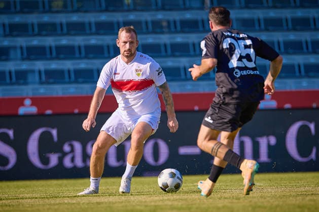 Zweikampf zwischen Manuel Fischer (VfB Stuttgart, 37) und VfB Aalen 25 GER, VfR Aalen vs. VfB Stuttgart, Fussball, Legendenspiel, 26.06.2026 GER, VfR Aalen vs. VfB Stuttgart, Fussball, Legendenspiel, 26.06.2026 Aalen *** Head-to-head between Manuel Fischer (VfB Stuttgart, 37) and VfB Aalen (25), GER; VfR Aalen vs. VfB Stuttgart, soccer, legends game, June 26, 2026, GER; VfR Aalen vs. VfB Stuttgart, soccer, legends game, June 26, 2026, Aalen Copyright: xEibner-Pressefoto GeraldxOelze-dexStoppanyx EP_ODS