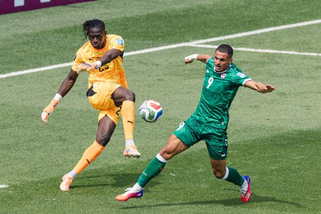 Mory Diaw of Senegal contests with Ali Al-Hamadi of Iraq during the FIFA World Cup, WM, Weltmeisterschaft, Fussball game between Senegal and Iraq at Toronto Stadium on June 26, 2026 in Toronto, Ontario, Canada  Copyright: xCurtisxWongx xSPPx Sportspressphoto_SPR177562