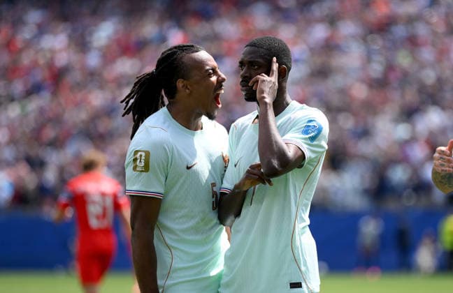 Fussball FIFA WM 2026 Vorrunde Gruppe I in Boston Norwegen - Frankreich 26.06.2026 Jubel Frankreich nach dem Tor zum 0 - 1, v. li., Jules Kounde mit dem Torschuetzen Ousmane Dembele *** Soccer: 2026 FIFA World Cup, Group Stage Group I in Boston: Norway vs. France, June 26, 2026. France celebrates after scoring the 0-1 goal; from left: Jules Koundé with goal scorer Ousmane Dembélé