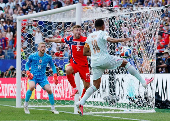 Kylian Mbappe of France nears the net as Norway s Fredrik Andre Bjorkan (15) and goalkeeper Egil Selvik defend in the first half of a FIFA World Cup, WM, Weltmeisterschaft, Fussball match at Boston Stadium in Boston on Friday, June 26, 2026.  BOS20260626821 CJxGUNTHER