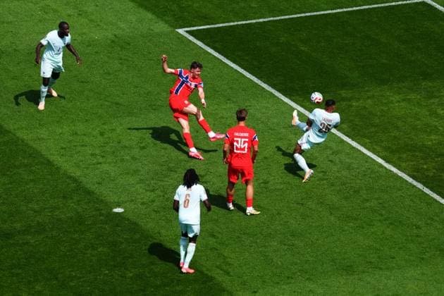 Jorgen Strand Larsen of Norway shoots over Norway v France, 2026 FIFA World Cup, WM, Weltmeisterschaft, Fussball Group I, Football, Boston Stadium, Foxborough, Massachusetts, USA - 26 Jun 2026Foxborough Boston Stadium Massachusetts (MA) United States of America EDITORIAL USE ONLY No use with unauthorised audio, video, data, fixture lists, club league logos or live services. Online in-match use limited to 120 images, no video emulation. No use in betting, games or single club league player publications.  Copyright: xJavierxGarcia Shutterstockx 16964347ba