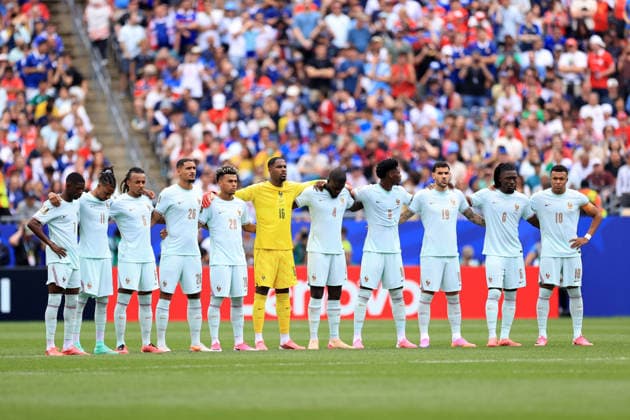 Norway v France - FIFA World Cup, WM, Weltmeisterschaft, Fussball 26 June 2026 Boston - FIFA World Cup - Group I - Norway v France - the French team stand in respect of the victims of an earthquake in Venezuela - Photo: Simon Stacpoole Offside. Foxborough USA *** Norwegen gegen Frankreich – FIFA-Weltmeisterschaft am 26. Juni 2026 in Boston – FIFA-Weltmeisterschaft, Gruppe I: Norwegen gegen Frankreich – Die französische Mannschaft gedenkt der Opfer eines Erdbebens in Venezuela. Foto: Simon Stacpoole, Offside, Foxborough, USA  Copyright: xSimonxStacpoolexOffside