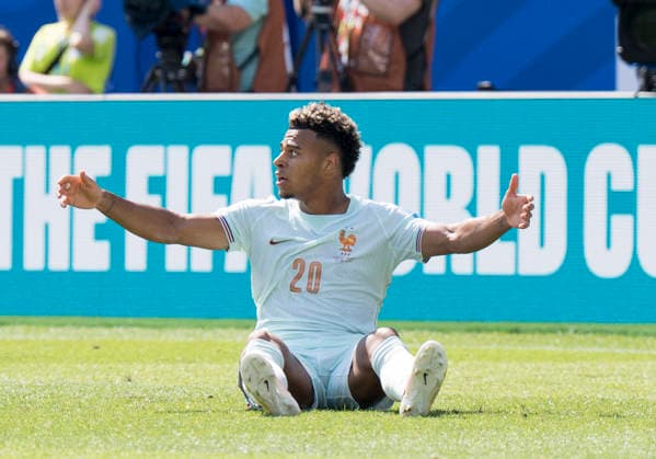 Einzelbild, Single image: Desire Doue (France, 20) sitzt mit ausgebreiteten Armen auf dem Boden FIFA World Cup, WM, Weltmeisterschaft, Fussball 2026: Norwegen v Frankreich 26 June 2026, FIFA World Cup 2026: Norwegen v Frankreich (Group I, Matchday 3) at Boston Stadium in Foxborough, Massachusetts, USA *** Single image: Desire Doue of France, 20, sits on the ground with her arms outstretched. FIFA World Cup 2026: Norway vs. France, June 26, 2026; FIFA World Cup 2026: Norway vs. France, Group I, Matchday 3, at Boston Stadium in Foxborough, Massachusetts, USA Copyright: HMBxMedia xMarcoxBader