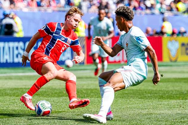 Andreas Schjelderup of Norway battles for possession with Desire Doue of France , Group I - FIFA World Cup, WM, Weltmeisterschaft, Fussball 2026, Norway v France, Boston Stadium, June 26, 2026, Boston, United States.