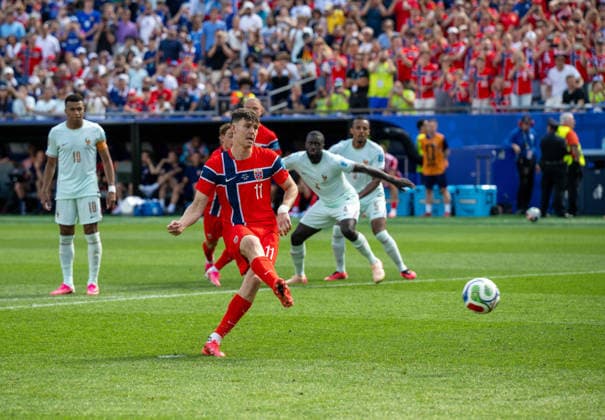 Fußball, Herren, FIFA World Cup, WM, Weltmeisterschaft, Fussball 2026, Spiel in Boston (Gruppe I, 3. Spieltag), Norwegen - Frankreich, Jorgen Strand Larsen (Norwegen) verschießt einen Foulelfmeter, 26.06. 2026, *** Soccer, Men s, 2026 FIFA World Cup, Match in Boston, Group I, Matchday 3, Norway vs. France, Jorgen Strand Larsen of Norway misses a penalty kick, June 26, 2026, Copyright: xMatthiasxKochx