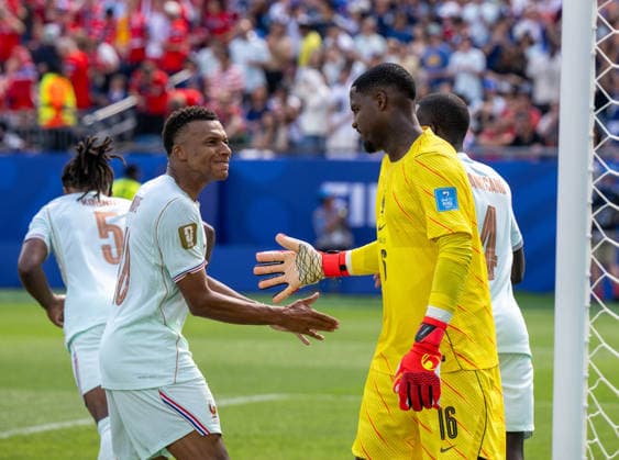 Fußball, Herren, FIFA World Cup, WM, Weltmeisterschaft, Fussball 2026, Spiel in Boston (Gruppe I, 3. Spieltag), Norwegen - Frankreich, v. l. Kylian Mbappe (Frankreich), Torhüter Mike Maignan (Frankreich), Jubel nach gehaltenem Elfmeter, 26.06. 2026, *** Soccer, Men s, 2026 FIFA World Cup, Match in Boston, Group I, Matchday 3, Norway vs. France, from left: Kylian Mbappé (France), goalkeeper Mike Maignan (France), celebration after a saved penalty kick, June 26, 2026, Copyright: xMatthiasxKochx