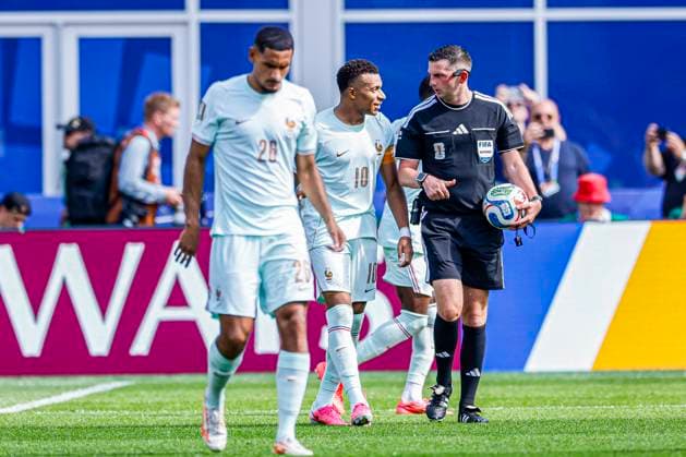 Kylian Mbappe of France is in discussion with Referee Michael Oliver , Group I - FIFA World Cup, WM, Weltmeisterschaft, Fussball 2026, Norway v France, Boston Stadium, June 26, 2026, Boston, United States.
