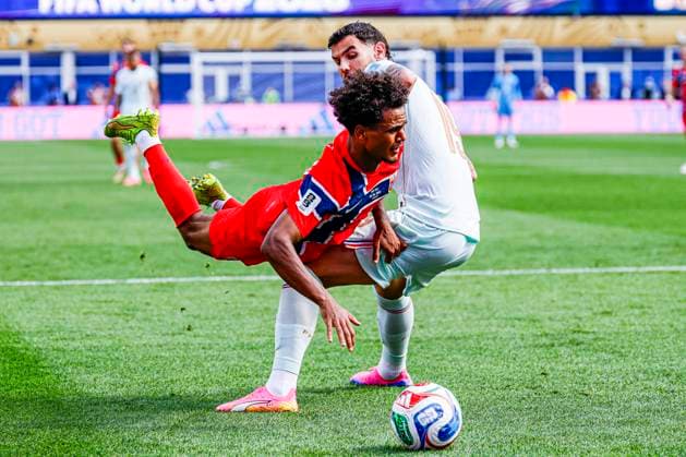 Theo Hernandez of France is tackling Oscar Bobb of Norway , Group I - FIFA World Cup, WM, Weltmeisterschaft, Fussball 2026, Norway v France, Boston Stadium, June 26, 2026, Boston, United States.
